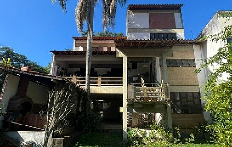 Casa com 05 dormit�rios - Pendotiba