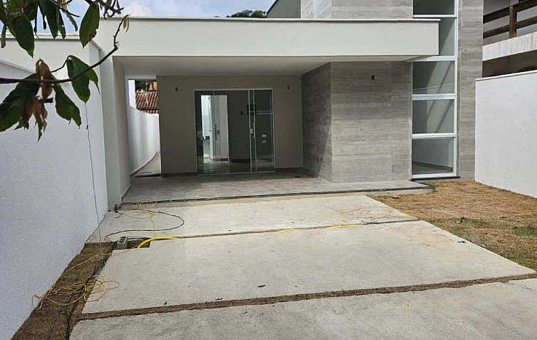 Casa com 03 dormit�rios � Engenho do Mato